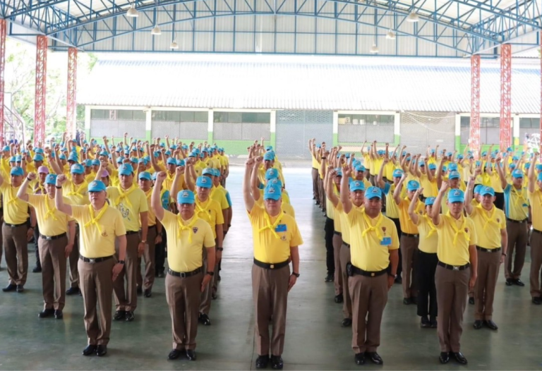 มอบสิ่งของอุปโภคบริโภคและจัดเลี้ยงอาหารกลางวันเด็กนักเรียน